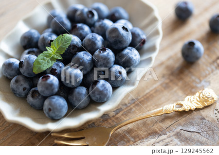 お皿に盛りつけたブルーベリー 129245562