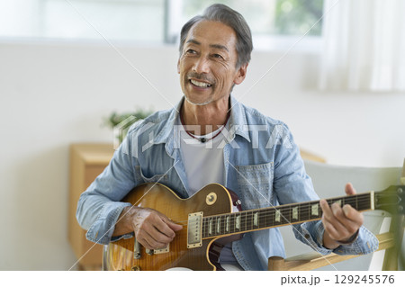 エレキギターを弾く60代の男性 エレキギターを弾く60代の男性 129245576