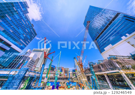 日本の東京都市景観8月5日。猛烈な暑さ…パイルドライバーなどの巨大重機がズラリ…。本格的な工事へ 129246549