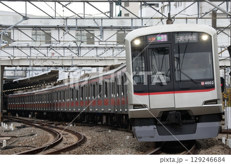 所沢駅を発車する東急5050系 4102F Fライナー快速急行 129246684