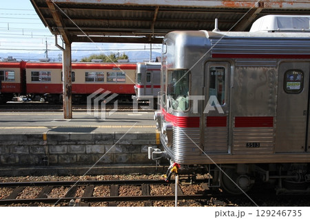 駅で並ぶ長野電鉄3500系  129246735