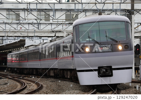 所沢駅を発車する 西武10000系 レッドアロー 特急ちちぶ 129247020