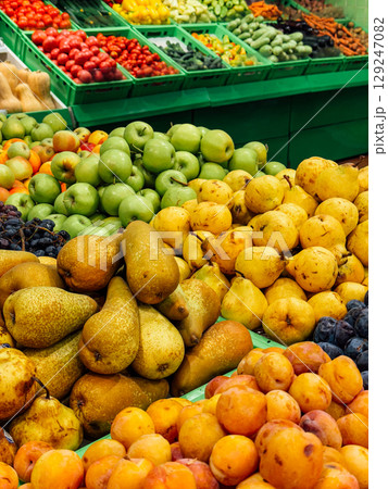 Fruit display in a grocery store Fruit display in a grocery store 129247082