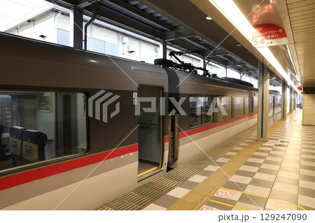 池袋駅特急ホームに停車する西武10000系 レッドアロー 池袋駅特急ホームに停車する西武10000系 レッドアロー 129247090