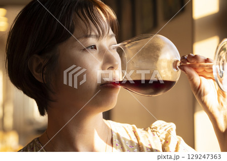 ワインを飲む女性 ワインを飲む女性 129247363