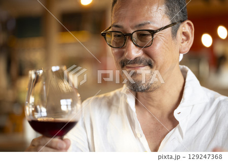 ワインを飲む男性 129247368