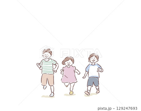 走る小さい男の子と女の子、3人 129247693