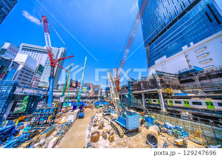 日本の東京都市景観8月5日。猛烈な暑さ…パイルドライバーなどの巨大重機がズラリ…。本格的な工事へ 129247696