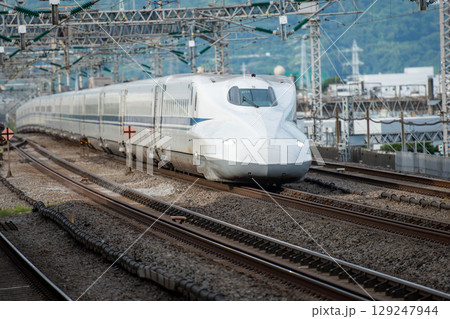 駅を通過する東海道山陽新幹線N700A 129247944