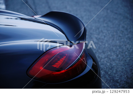 ツヤツヤの黒いスポーツカーのテールランプとスポイラー ツヤツヤの黒いスポーツカーのテールランプとスポイラー 129247953