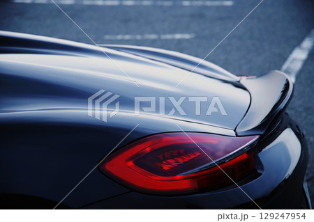 ツヤツヤの黒いスポーツカーのテールランプとスポイラー ツヤツヤの黒いスポーツカーのテールランプとスポイラー 129247954