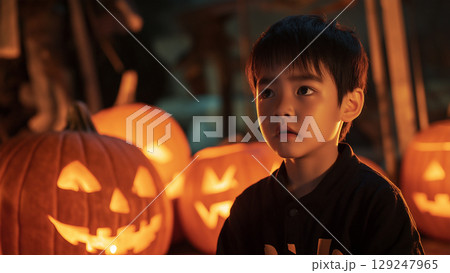 真剣な眼差しのハロウィンの日本人の男の子 129247965