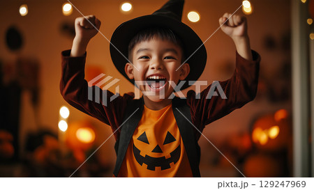 両手でガッツポーズする笑顔のハロウィンの日本人の男の子 129247969