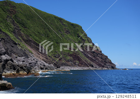急峻な海岸を海から見る 129248511