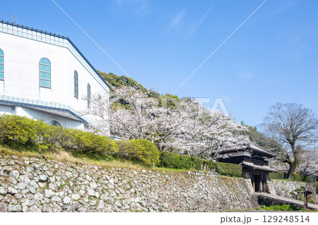 佐伯城三の丸櫓門と佐伯文化会館 129248514