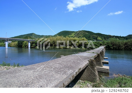 四万十川に架かる若井沈下橋と若井大橋　初夏　（高知県　四万十町） 129248702