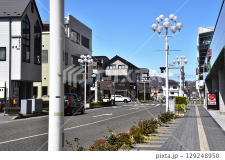 松本市　松本中央通り伊勢町交差点付近の街並み 129248950