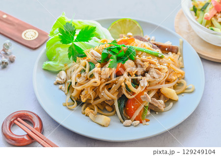 タイ料理　パッタイ 129249104