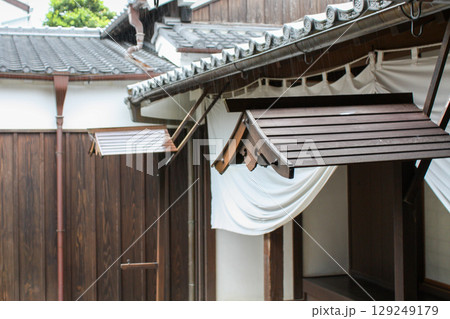 雨に濡れる日本の伝統家屋の軒先 雨に濡れる日本の伝統家屋の軒先 129249179