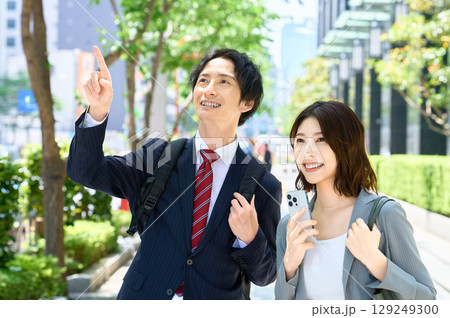 通勤するビジネスマンとビジネスウーマン 129249300