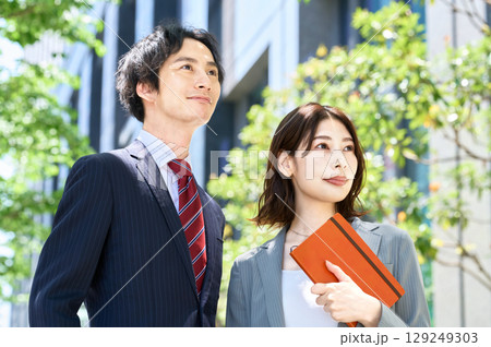 通勤するビジネスマンとビジネスウーマン 通勤するビジネスマンとビジネスウーマン 129249303