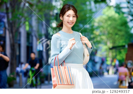 ショッピングするオシャレな若い女性 ショッピングするオシャレな若い女性 129249357