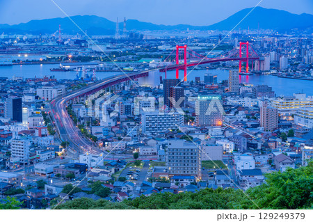 【福岡県】高塔山から見る若戸大橋　夕景 129249379