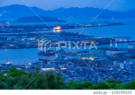 【福岡県】高塔山から見る北九州市・海沿いの工業地帯 夜景 【福岡県】高塔山から見る北九州市・海沿いの工業地帯 夜景 129249520