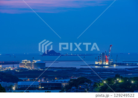 【福岡県】高塔山から見る北九州市・海沿いの工業地帯　夜景 129249522