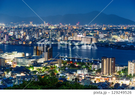 【福岡県】高塔山から見る北九州市・海沿いの工業地帯　夜景 129249526