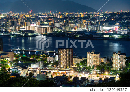 【福岡県】高塔山から見る北九州市・海沿いの工業地帯　夜景 129249527