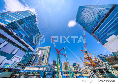 日本の東京都市景観8月5日。猛烈な暑さ…パイルドライバーなどの巨大重機がズラリ…。新章へ…=渋谷 日本の東京都市景観8月5日。猛烈な暑さ…パイルドライバーなどの巨大重機がズラリ…。新章へ…=渋谷 129249556