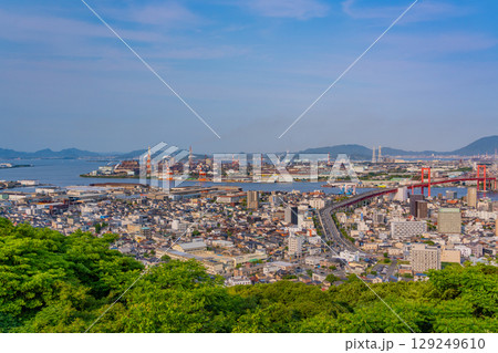 【福岡県】高塔山から見る若戸大橋・北九州市の街並み 129249610