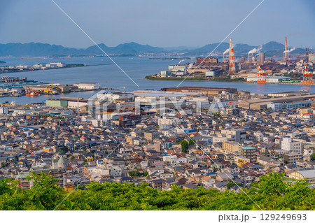 【福岡県】高塔山から見る北九州市・海沿いの工業地帯 129249693