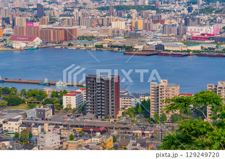 【福岡県】高塔山から見る北九州市・海沿いのビル街 129249720