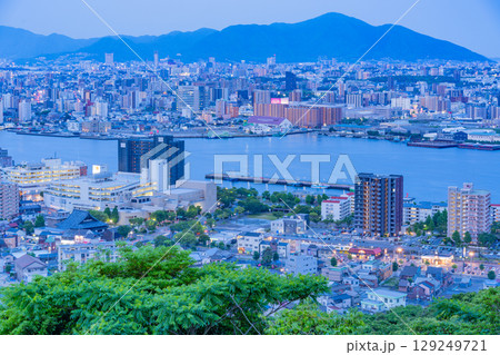 【福岡県】高塔山から見る北九州市・海沿いのビル街 【福岡県】高塔山から見る北九州市・海沿いのビル街 129249721