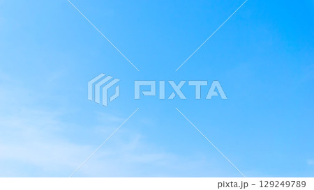 夏のさわやかな青空の背景写真 8月 夏のさわやかな青空の背景写真 8月 129249789