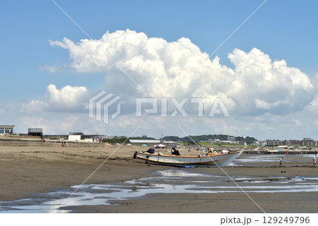 鵠沼海岸の地引網船と入道雲 129249796