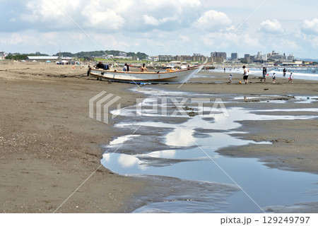鵠沼海岸の地引網船と入道雲 129249797