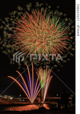 大洲城と夏の夜空を彩る大迫力の花火大会の風景 129249862