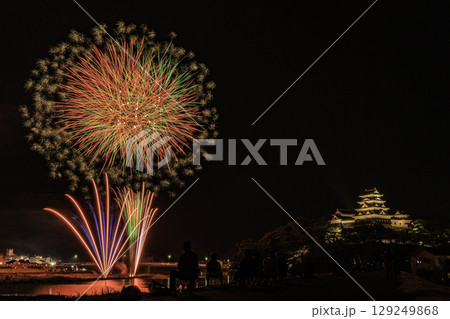 大洲城と夏の夜空を彩る大迫力の花火大会の風景 129249868