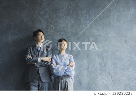 腕組みをするビジネスパーソン 腕組みをするビジネスパーソン 129250225