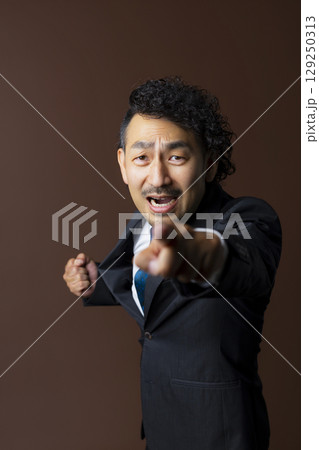 スーツを着た髭ビジネスマン 129250313