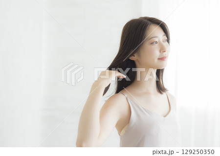 若い女性 129250350