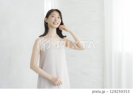 若い女性 129250353