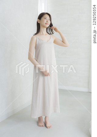 若い女性 129250354