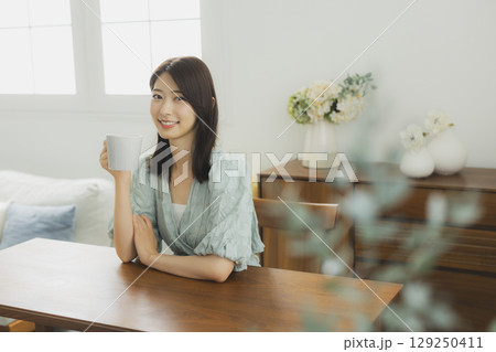 コーヒーを飲む女性 129250411