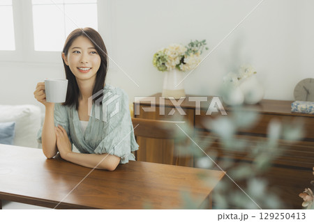 コーヒーを飲む女性 129250413