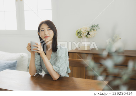コーヒーを飲む女性 129250414