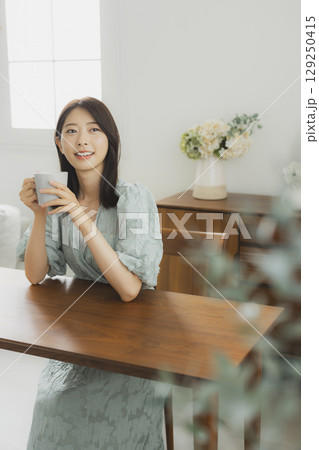 コーヒーを飲む女性 129250415